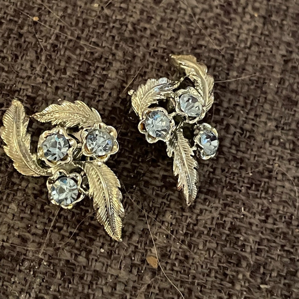 Nice clip vintage silver tone earrings blue rhinestones